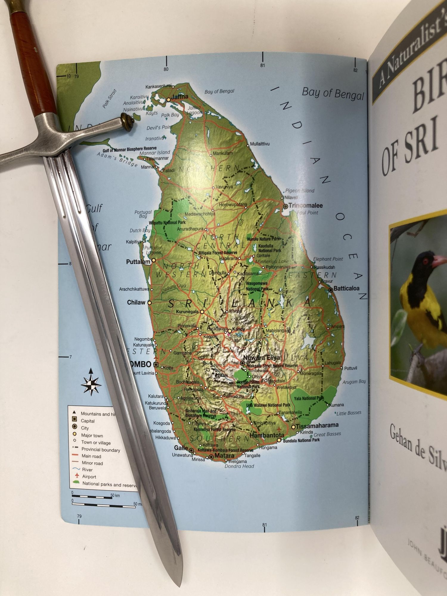 A Naturalists Guide To The Birds Of Sri Lanka Naturalists Guides Gehan De Silva Wijeyeratne 