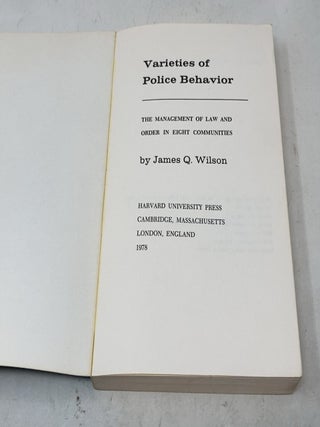 Varieties of Police Behavior: The Management of Law and Order in Eight Communities, With a New Preface by the Author (Joint Center for Urban Studies Publicati)