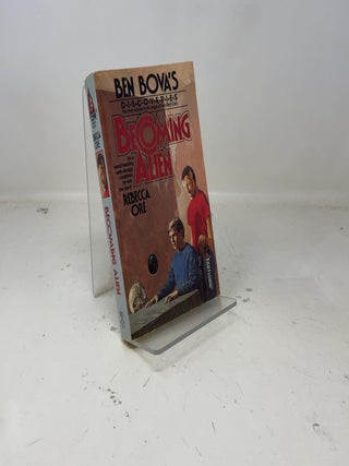 Becoming Alien (Ben Bova Presents: Saga of Tom Red-Clay, Bk. 1)
