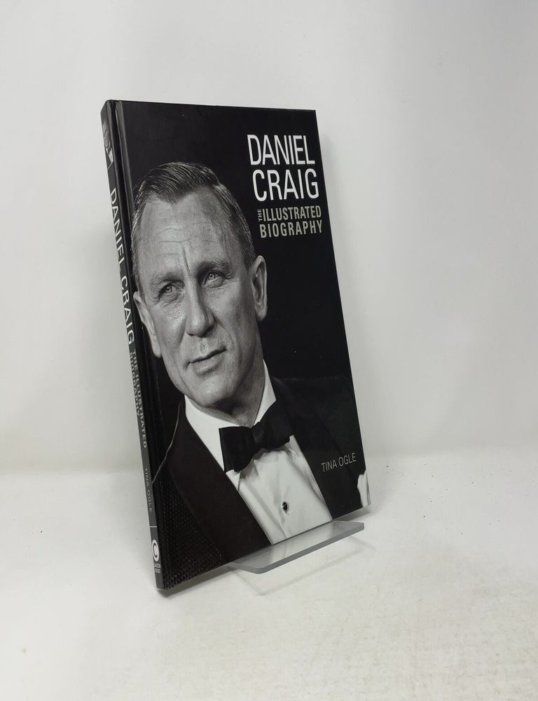Item #557973 Daniel Craig: Illustrated Biography. Tina Ogle.