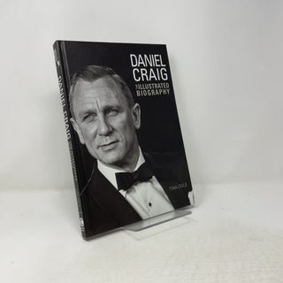 Daniel Craig: Illustrated Biography